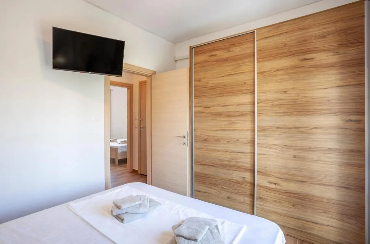 Sunkissed Beachfront Holiday Home Скала-Фуркас