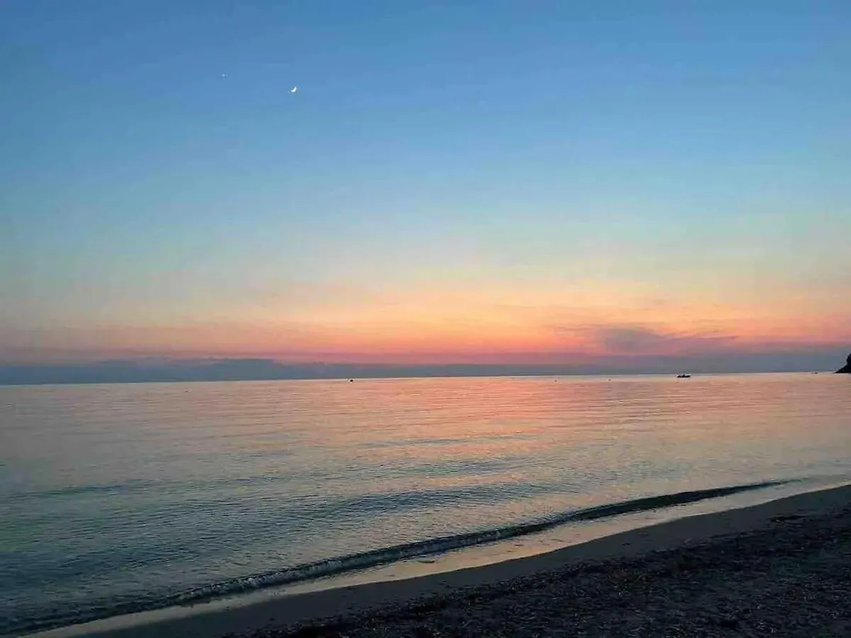Sunkissed Beachfront Holiday Home Скала-Фуркас